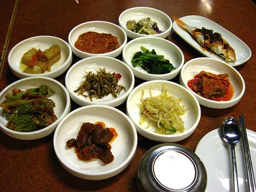So many banchan (side dishes)!